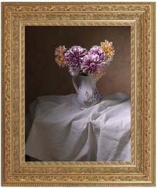 bouquet-de-dalhias-sur-drap-blanc