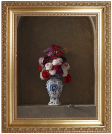 bouquet-de-fleurs-dans-un-vase-de-delft-bambou-et-mouche