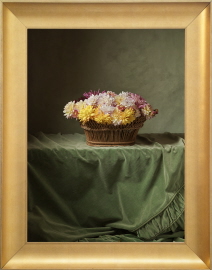 brassee-de-dahlias-dans-une-corbeille-fond-vert-i