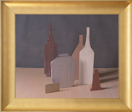 nature-morte-avec-cartons-ondules-sur-in-fond-gris